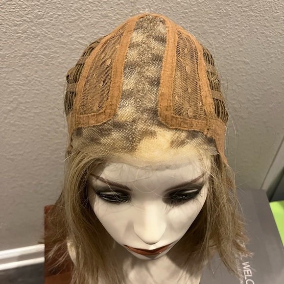 Raquel Welch On Point
Pale Golden Honey RL16/88 - Picture 6 of 10